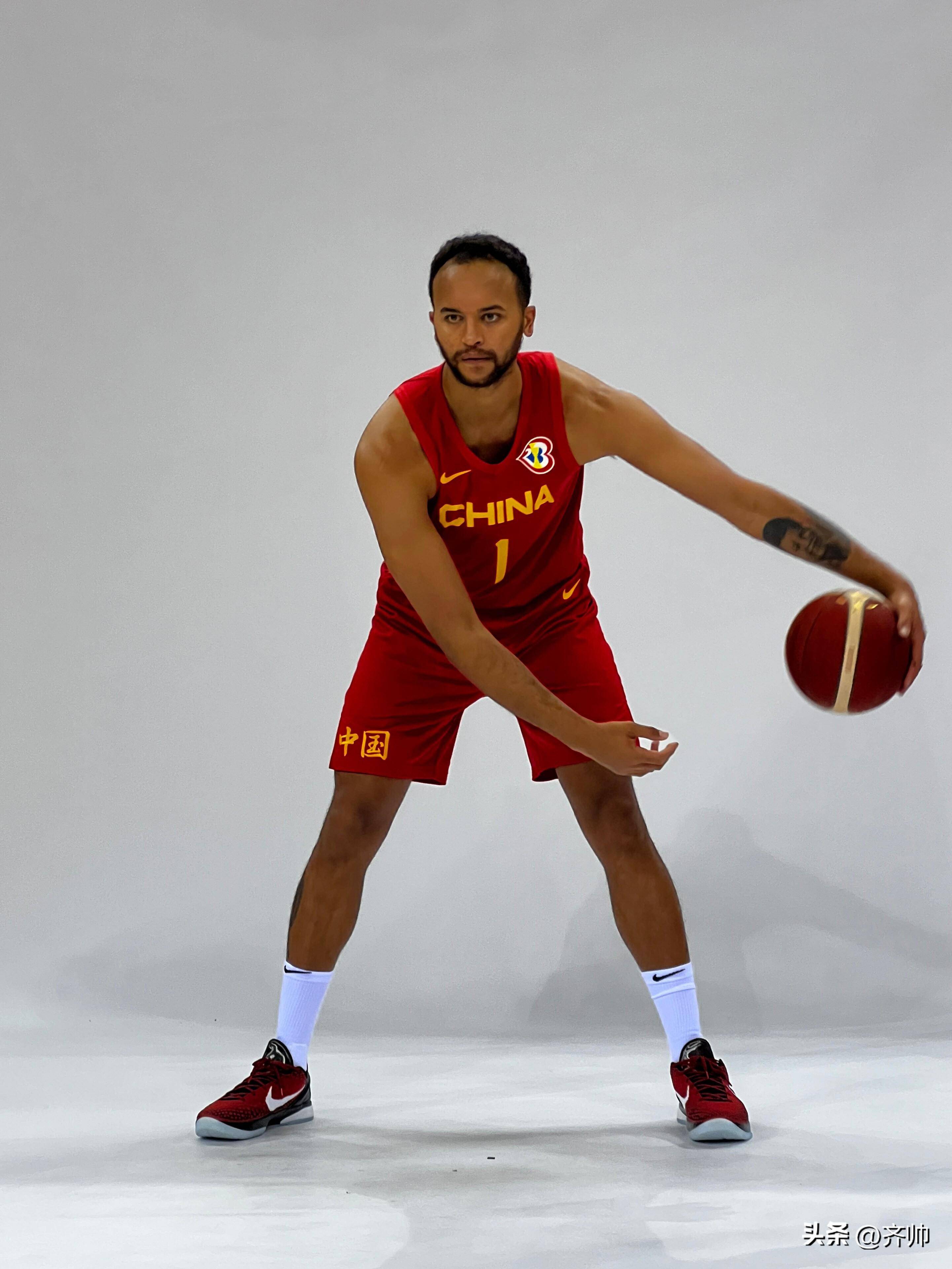九游体育-库里在中国队比赛中出色防守，刷新纪录引发热议！-九游体育